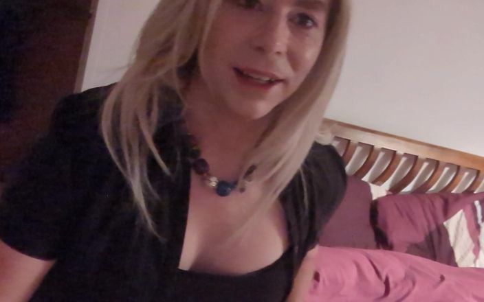 NikkiGee: Rilassarsi prima di andare a letto, calze, gonna corta e...