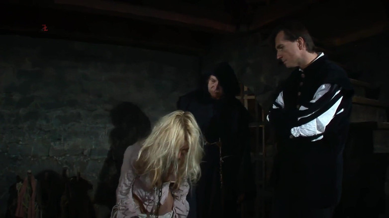 Inquisition and prison world: Pelayan pirang ditelanjangi dan ditarik ke langit-langit untuk diinterogasi