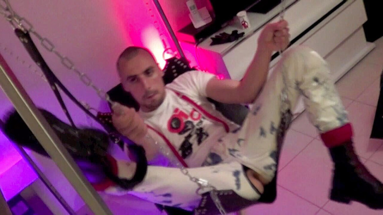 Crunch Boy: Usato con un dildo da un ragazzo con la pelle...