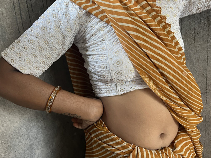 Ritu: Khoe cơ thể của mình trong phòng tắm với anh ấy...
