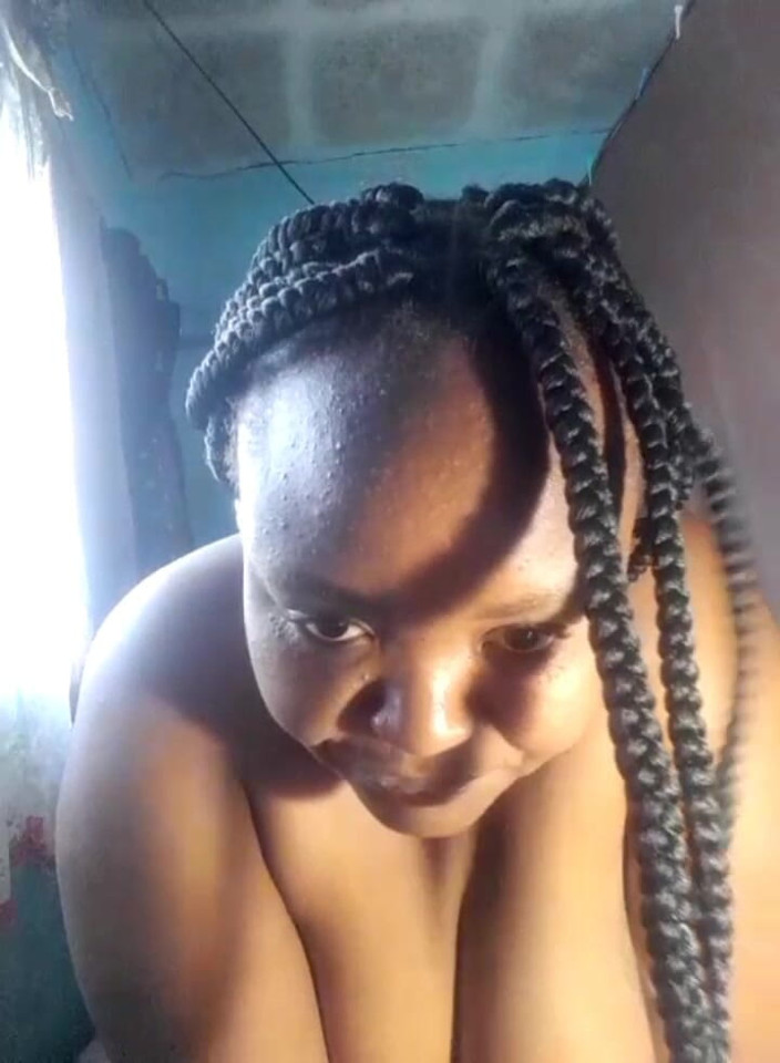 Mahali: Regardez-moi caresser ma chatte noire