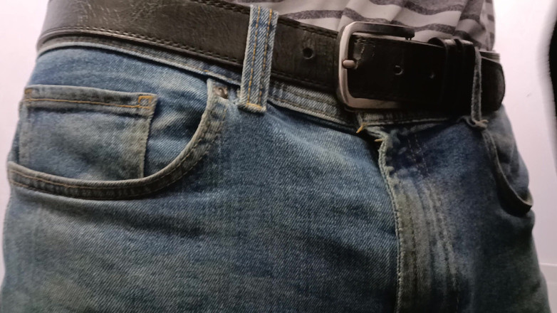 Rockardglans: Toilet umum kencing, mengocok, muncrat close up memakai jeans - rockard...