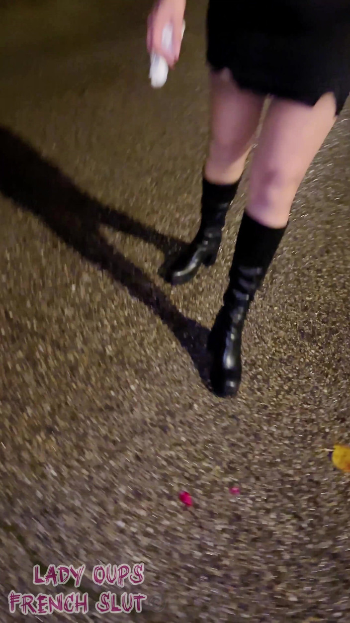 Lady Oups: MILF vystavovala venku s erotickými pomůckami vibrujícími bez kalhotek