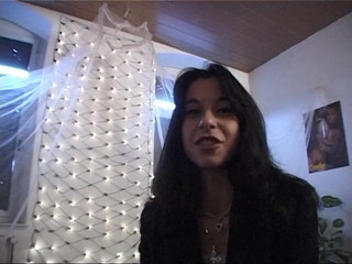 Lucky Cooch: Bella ragazza mora si diverte a mostrare il suo corpo...