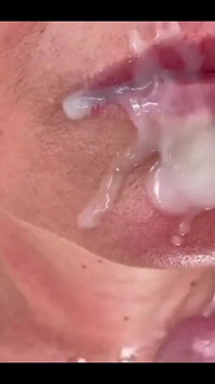 Porra dentro e na minha boca e rosto
