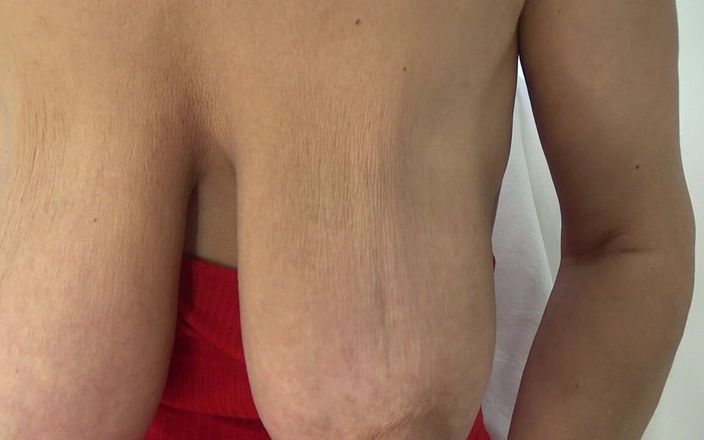 AnnaBUST: मेरे बड़े गीले स्तन क्लोज अप