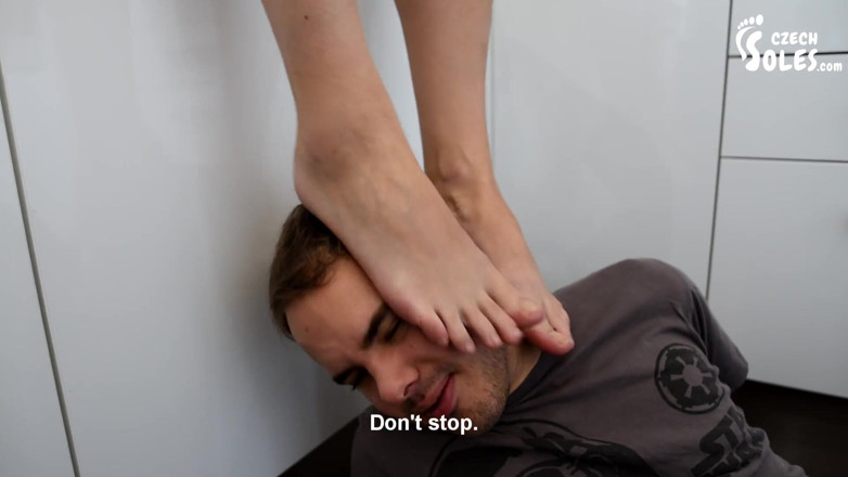Czech Soles - foot fetish content: Burası edepsiz. Ayaklarımı temizle! Şimdi!