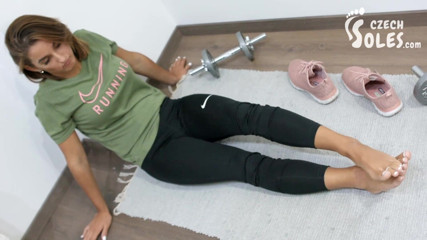 Czech Soles - foot fetish content: Silná dívka cvičí a její malé sexy nohy