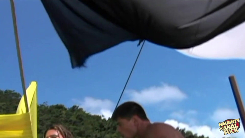 Naughty anal fuck: 操一个有着诱人的菊花的苗条黑发女郎是这个家伙的天堂想法