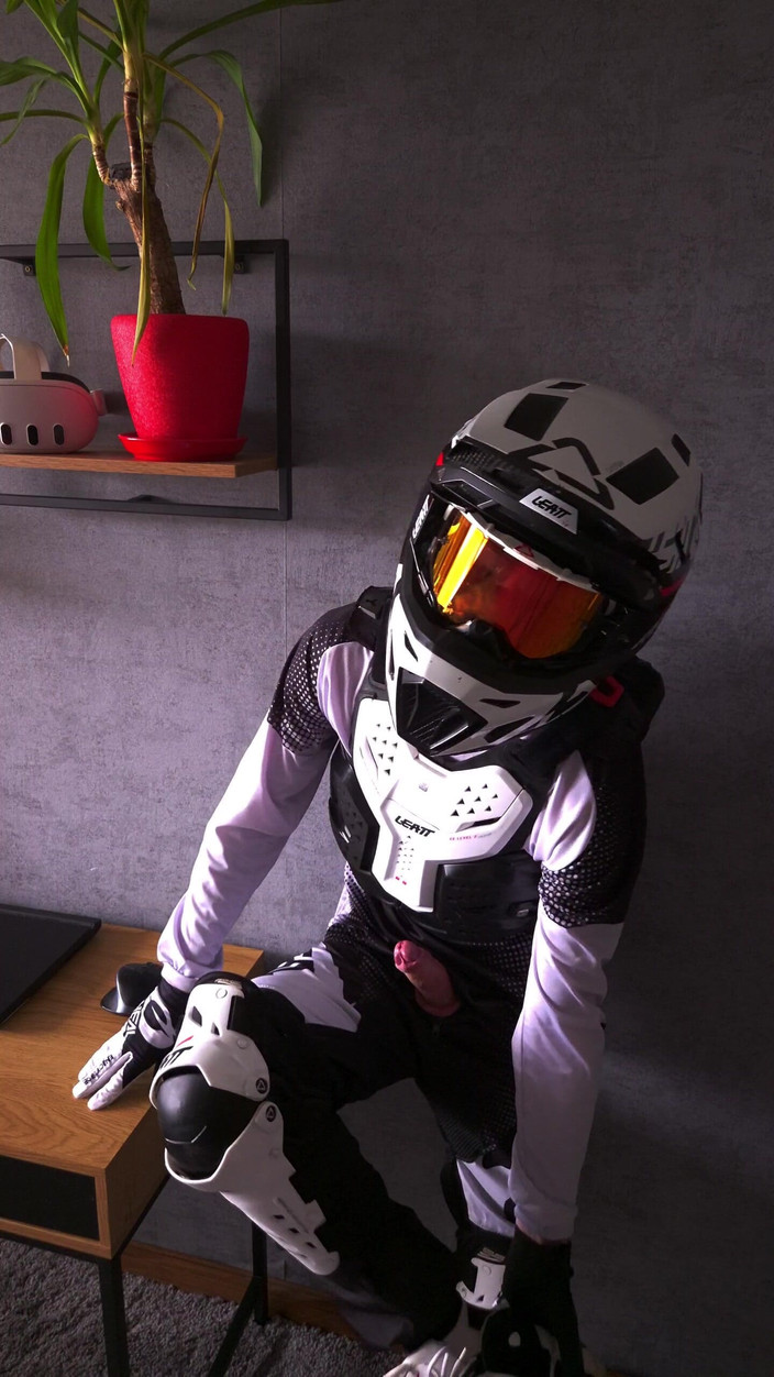 Sneakersmax98: Хотел подрочить, нося новое снаряжение