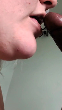 Rakaman dekat blowjob kote hitam besar bermain frenulum awek montel antara kaum
