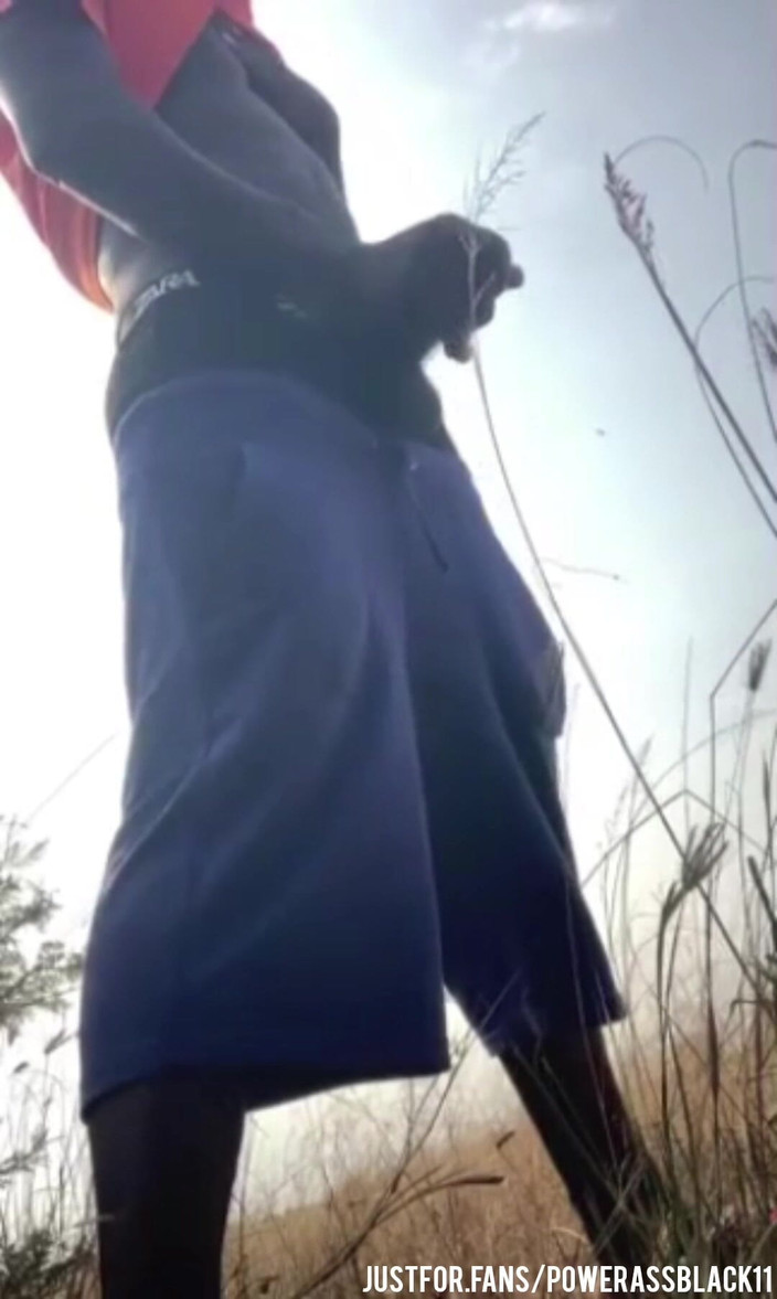 WildFreakBottom: ブッシュで一人で激しく自慰をする