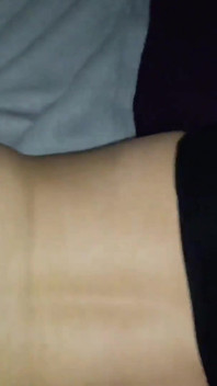 Grande bunda milf coloca 4 no sofá e a enche de leite