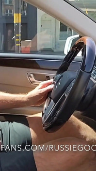 Menghisap batang besar ayah tiri Jay Taylor di dalam kereta dan tempat letak kereta