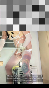 Fille trans déballe et teste sa nouvelle machine à baiser et se fracasse le cul