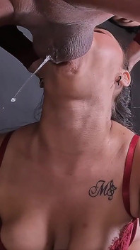 Deepthroat Ecstasy Laeris Våt Och Vild Avsugning