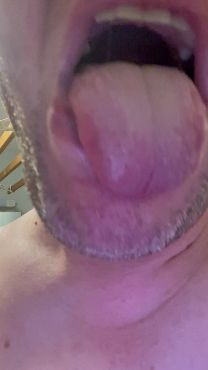 Julian sharp: Julian Sharp met zwarte netkousen aan