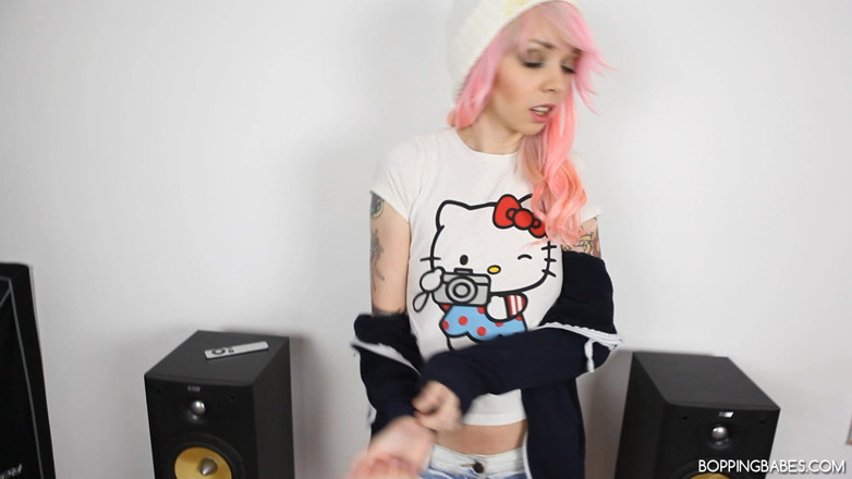 Bopping babes: Minni - Testing My Speakers