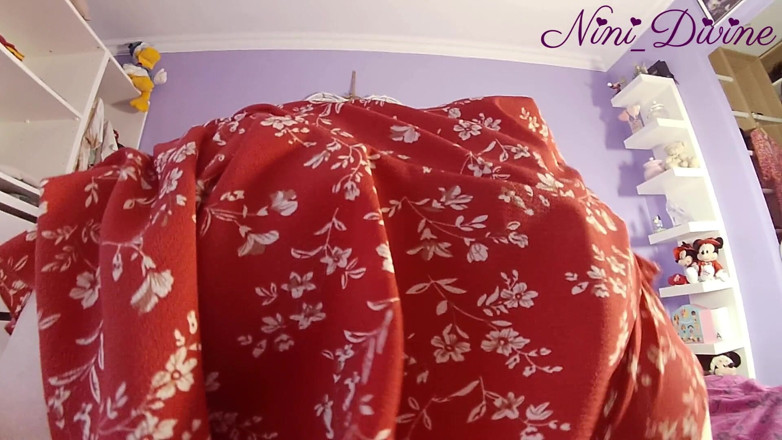 Nini Divine: Zoom on Nini Divine's Big Juicy Ass as She Sucks...