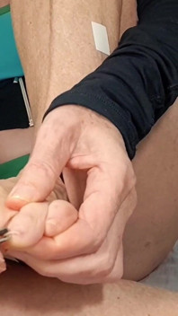 Cuidar pies y uñas pequeñas Yoga con piernas cruzadas