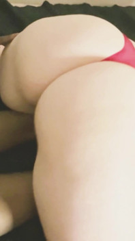 Big Booty White Girl Shows She Has a Fat Ass