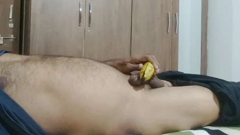 Meplayvid: Aku lagi asik nikmatin kontolku pakai pisang di ranjang