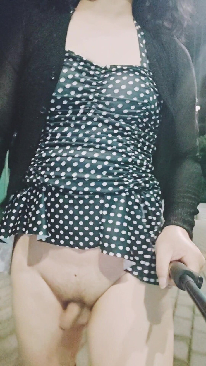 cd_vv: 穿着印花裙子在夜晚的街头露出