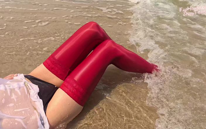 Shiny teens: 859 Glänzende rote spandex-strümpfe am strand 2