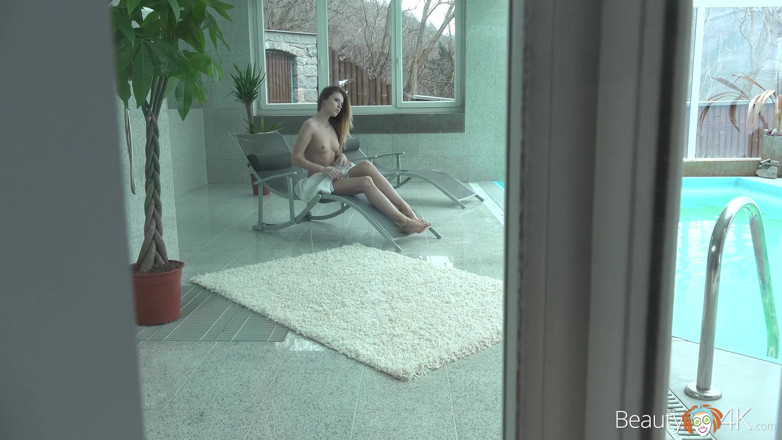 Teen Mega World: Seducție lângă piscină