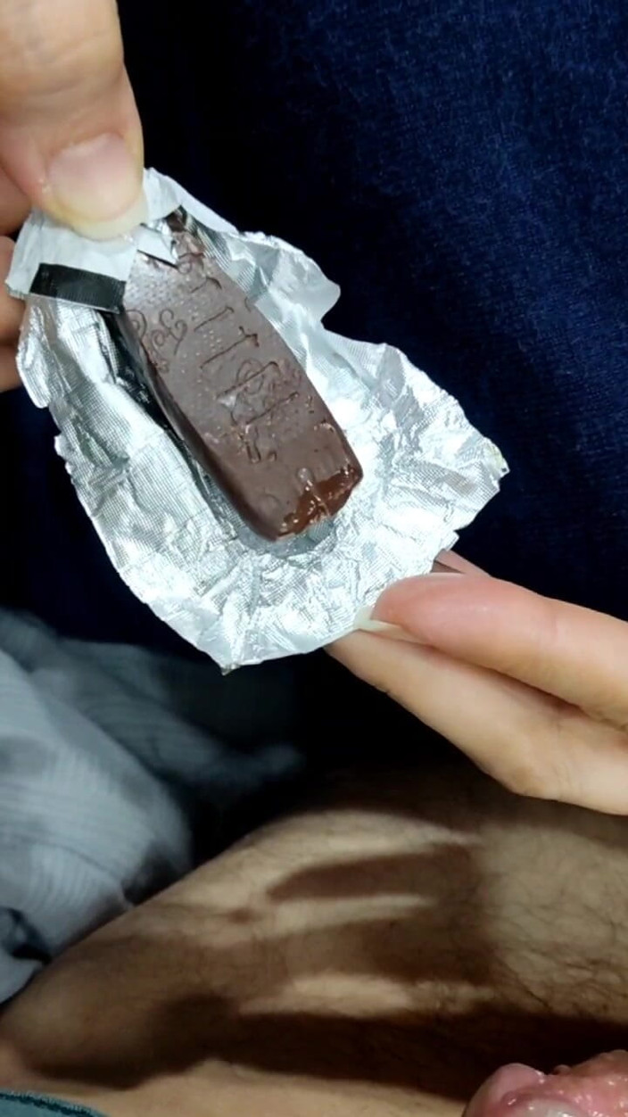 TheArtOfCum: Vluggertje! Kom klaar op haar favoriete chocolade!