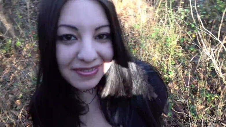Dead Girl: Дівчина кінчає їй в рот в лісі