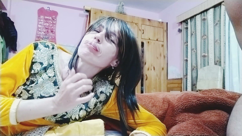 Bolly Karma: Controllo il fidanzato della mia figliastra