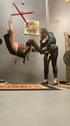 Mistress Scarlet Kiss: Efeminat ejaculează prematur în dispozitiv de castitate în timpul futerii în cur cu...