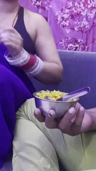 Bhabhi l'ha beccata devar maturbata sul divano