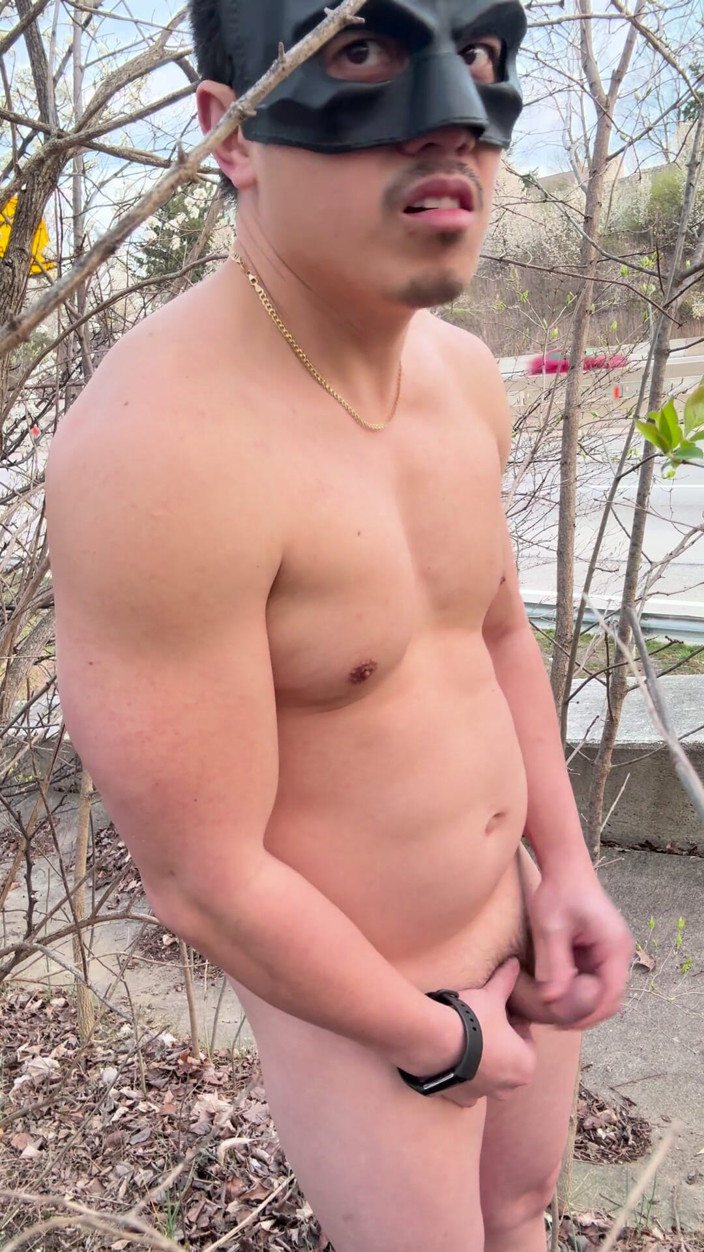 Barenakedmuscles: Азіатський культурист роздягається догола на узбіччі - згинання на відкритому повітрі, поклоніння м'язам і вибух сперми без рук
