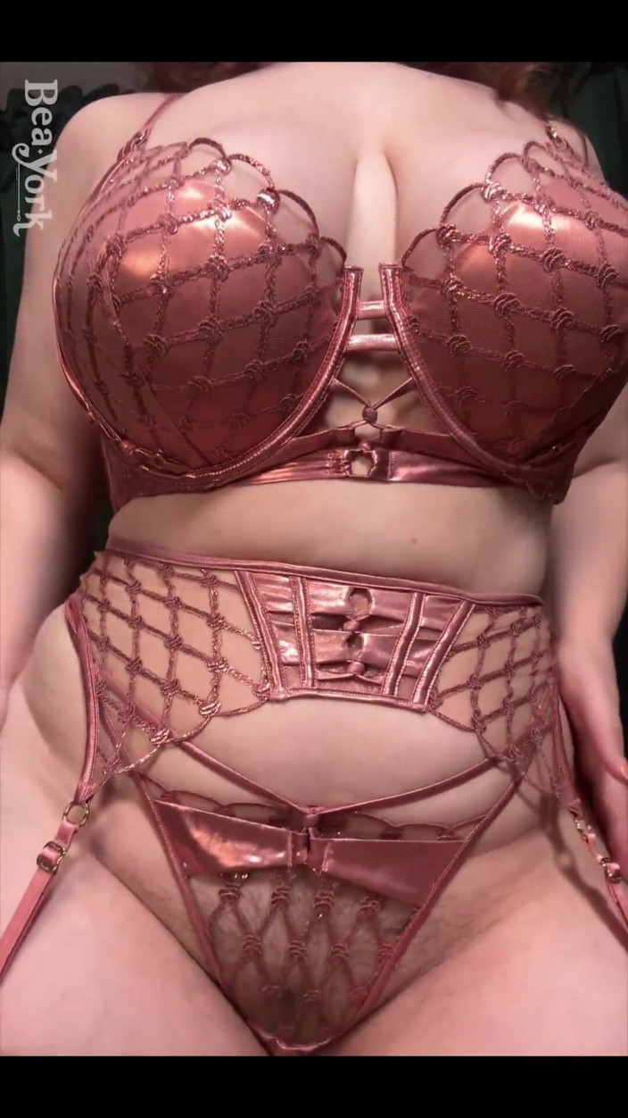 Bea York: 今日は私を崇拝するのに良い日です!