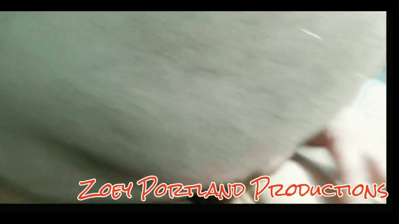 Zoey Portland: Zoey Portland prouve qu’elle n’est pas une MILF lesbienne sexy,...