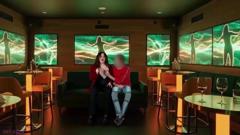 LadyRoma: Masturbuji manažera karaoke klubu a manžel všechno natáčí