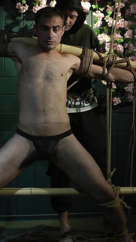 Bondage și două bețe de bambus
