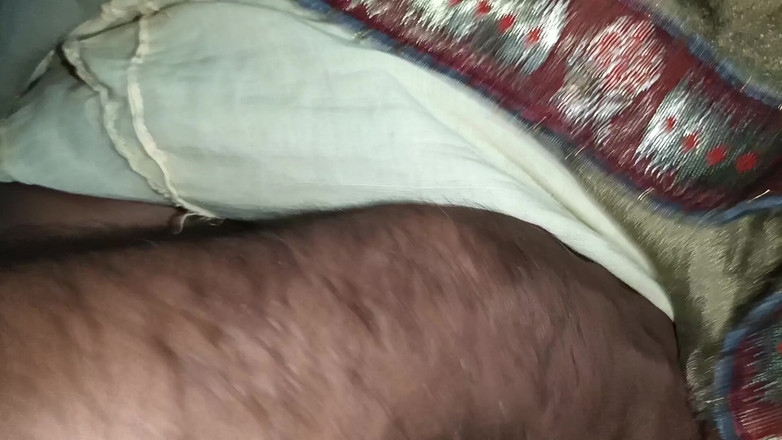 Pooja Sexy: J’ai soulevé le sari et baisé la bhabhi du village