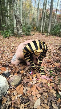 Apa Pelacur Ini Lakukan Dalam Daun-Daun Itu? pada Her Knees?