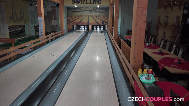 Czech Couples: Coppie ceche 34: il bowling bet finisce in una selvaggia scopata...