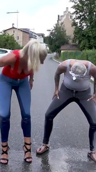 Chicas que mean en la calle