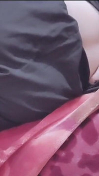 Desi boy sgrilletta il suo bel culo bianco e si gode il ditalino anale