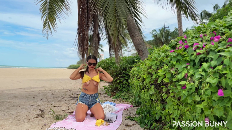 PassionBunny: Un Bikini S’enfile Et Se Change Sur La Plage Tropicale