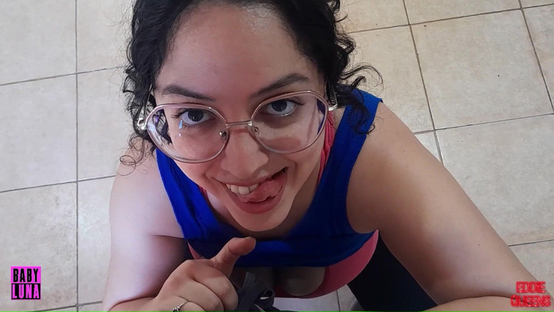 Babyluna939: Onu sadece yarağını koklamak ve tapmak için eve kadar takip...