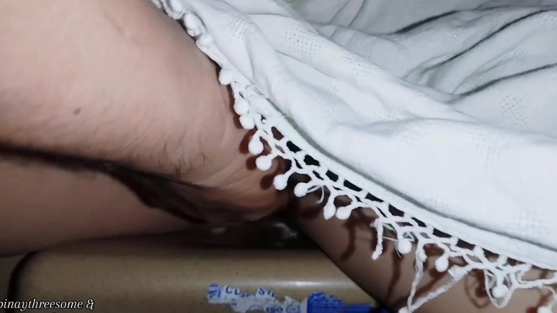 Pinay Threesome: Saya dapati adik tiri saya duduk di luar tanpa seluar...