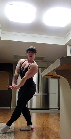 Ecko Belle: Kadang-kadang ketika aku melenturkan bayanganku, aku mengijinkanmu menyentuh puncak ototku...