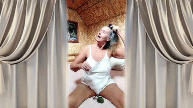 Lukerya: Suri rumah panas Lukerya Chats ceria dalam talian