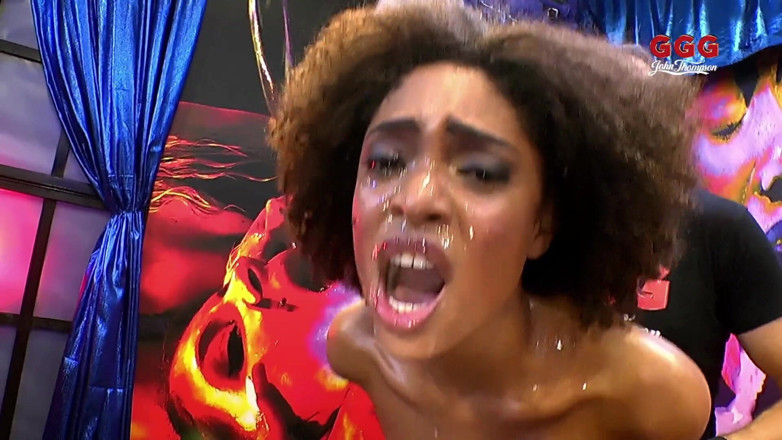 German Hardcore Gangbang: Une black sexy se fait mouiller la chatte et baiser...